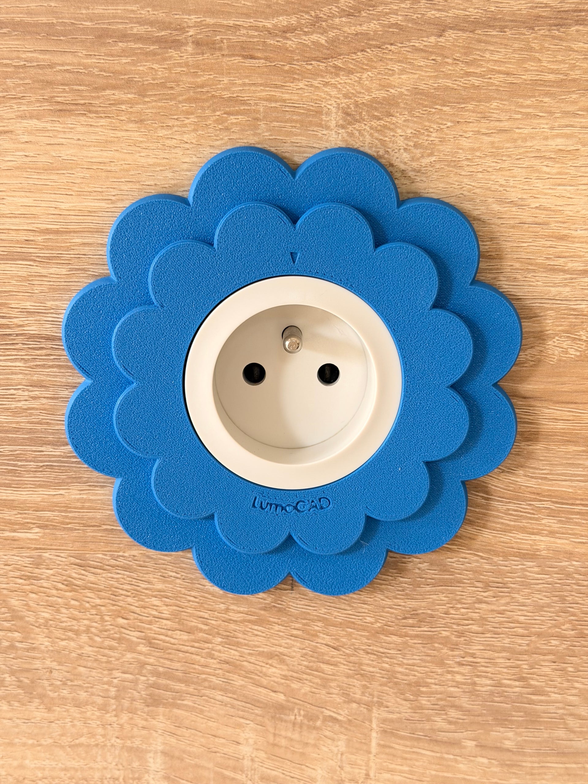 Cache prise Floa Bleu cobalt LumoCAD