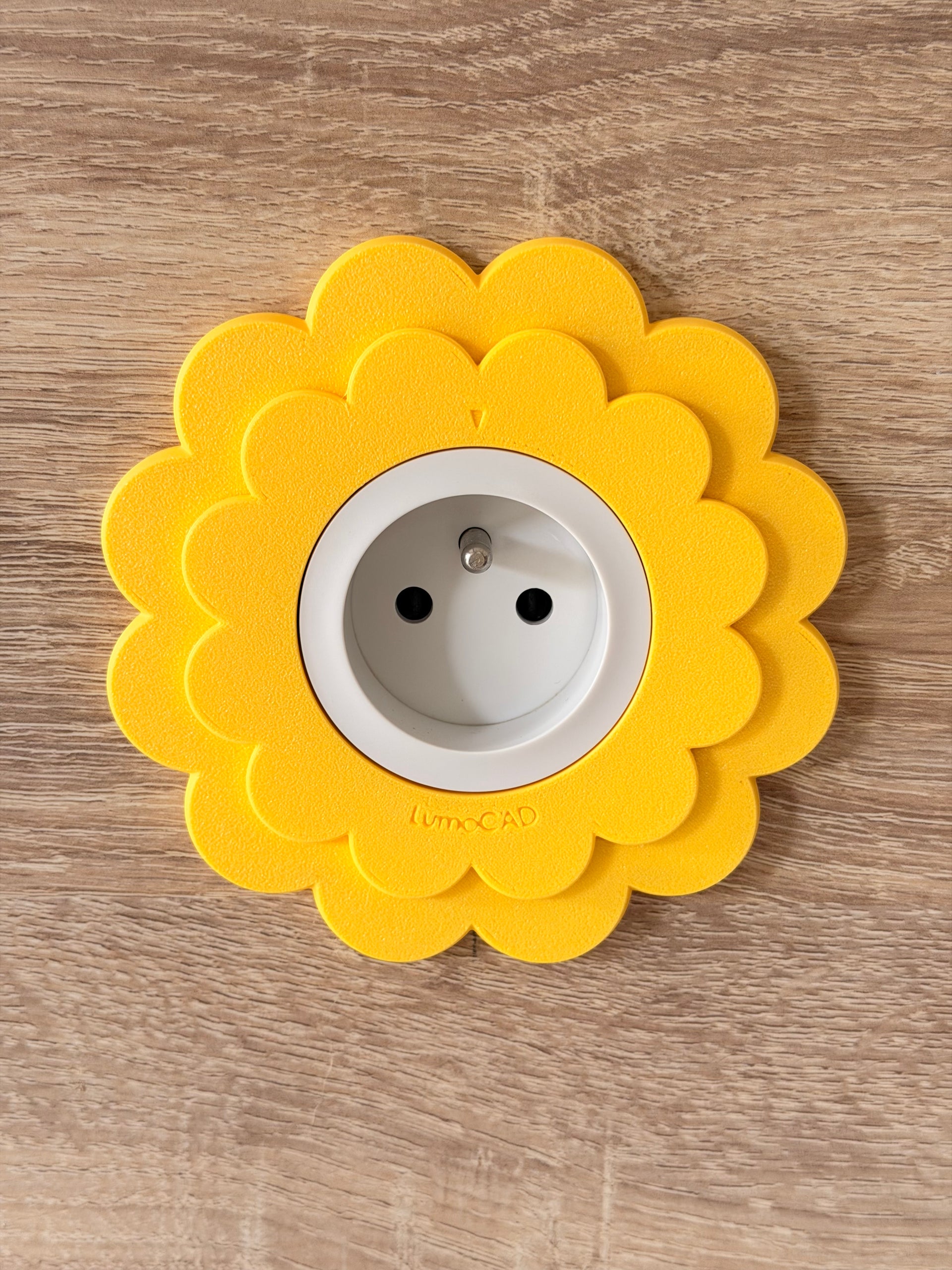 Cache prise Floa Jaune pastel LumoCAD