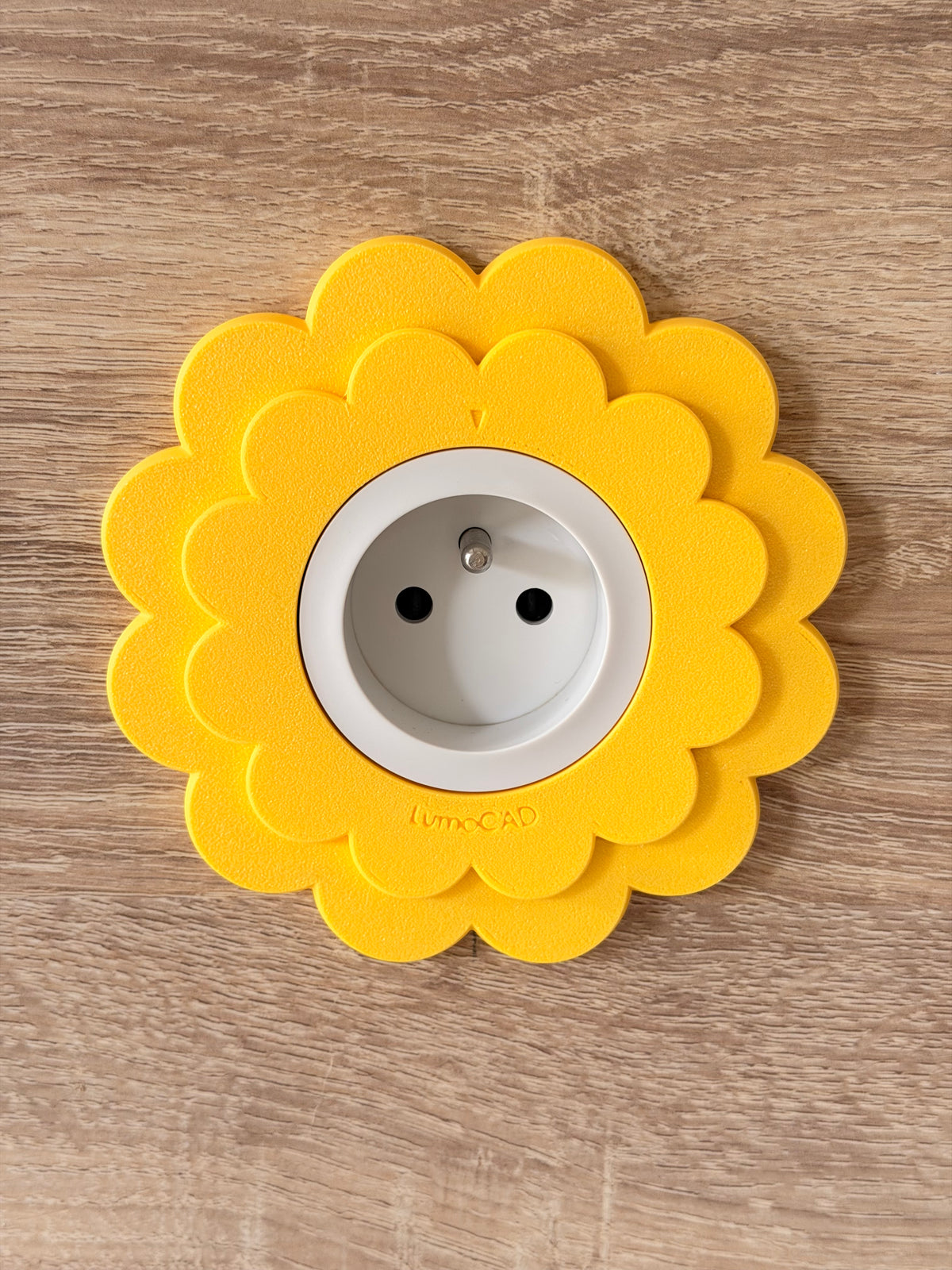 Cache prise Floa Jaune pastel LumoCAD