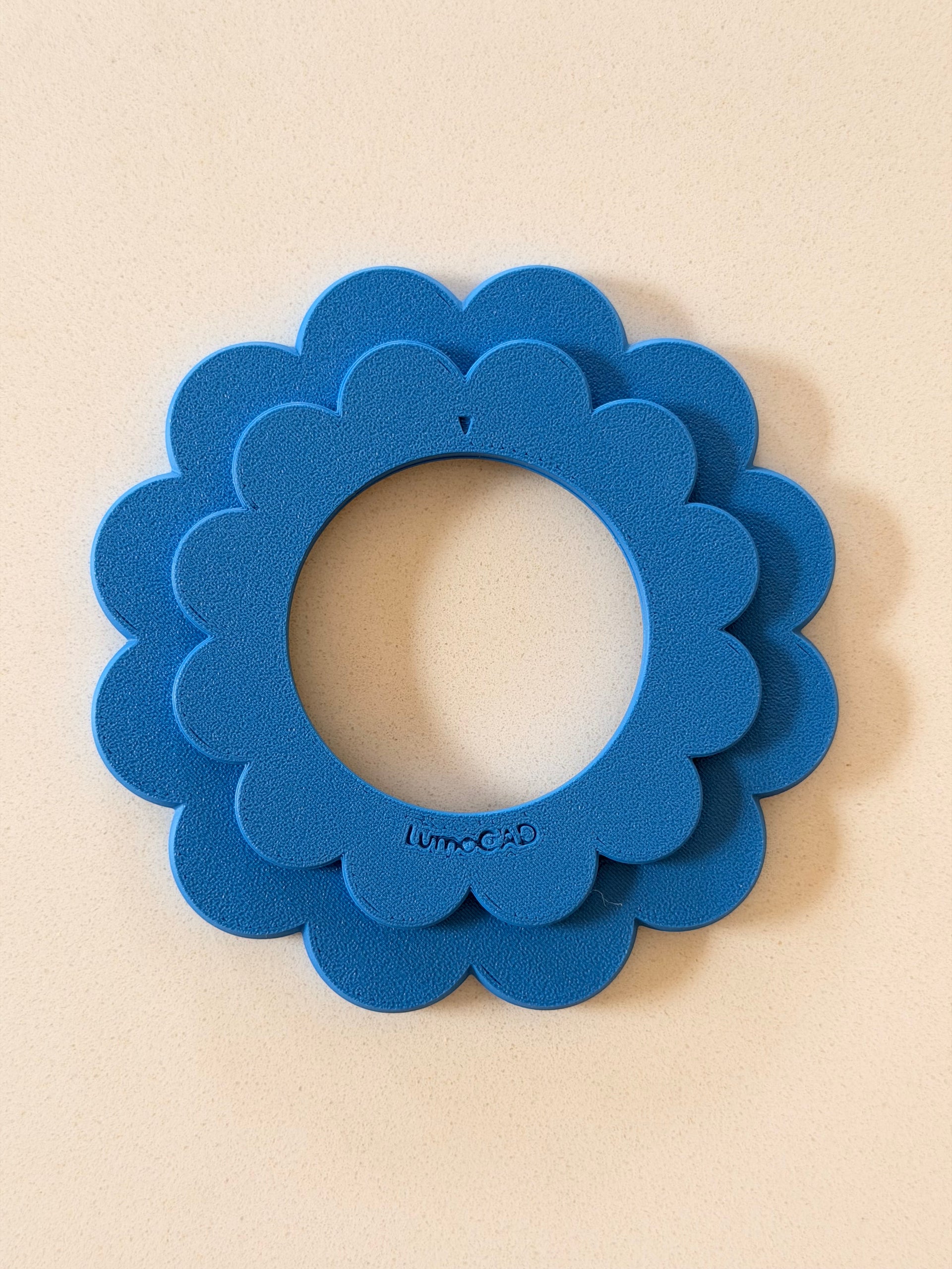 Cache prise Floa Bleu cobalt LumoCAD