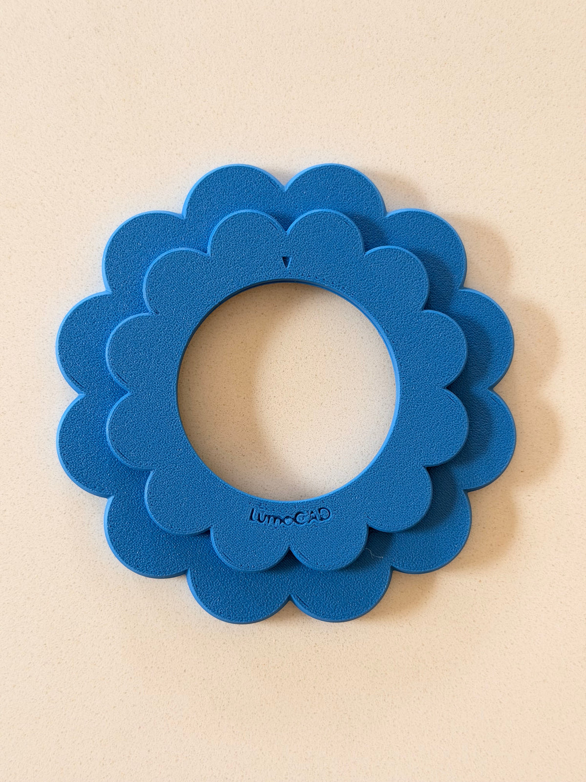 Cache prise Floa Bleu cobalt LumoCAD