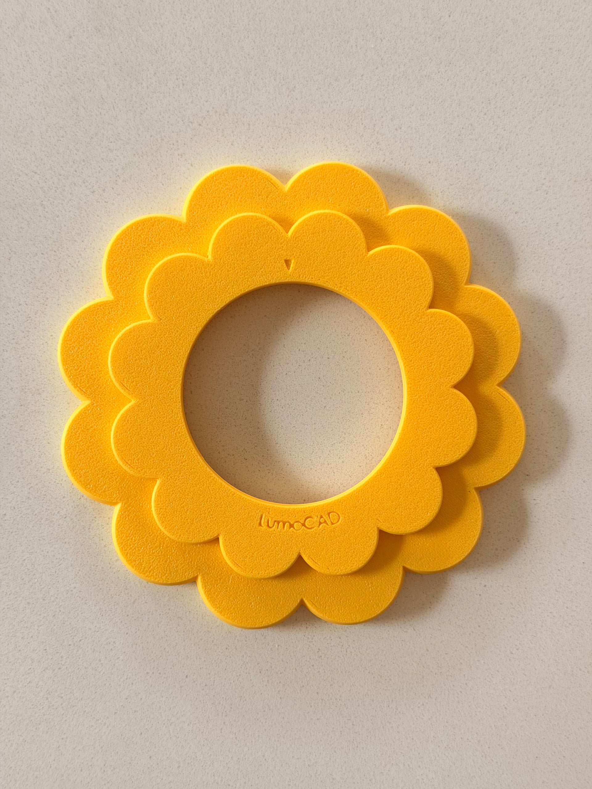 Cache prise Floa Jaune pastel LumoCAD