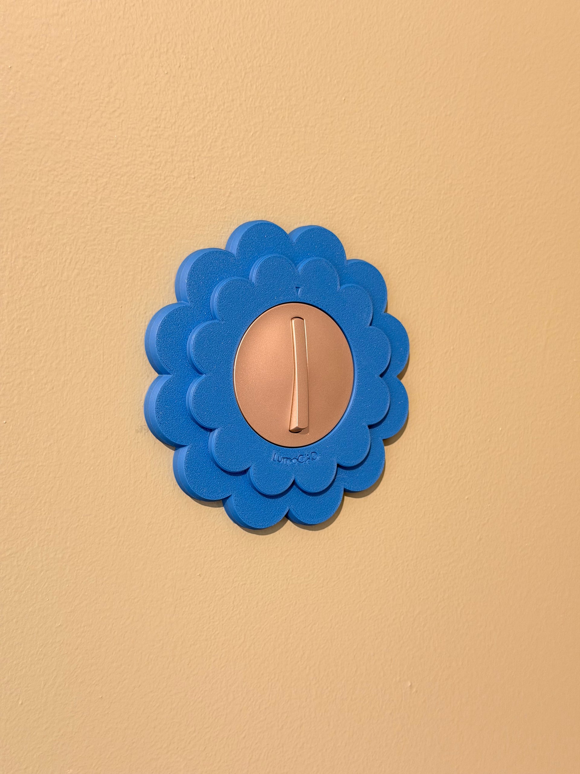 Cache prise Floa Bleu cobalt LumoCAD