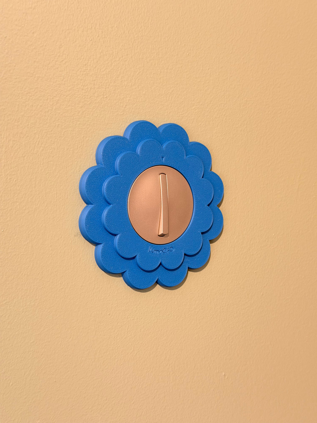 Cache prise Floa Bleu cobalt LumoCAD