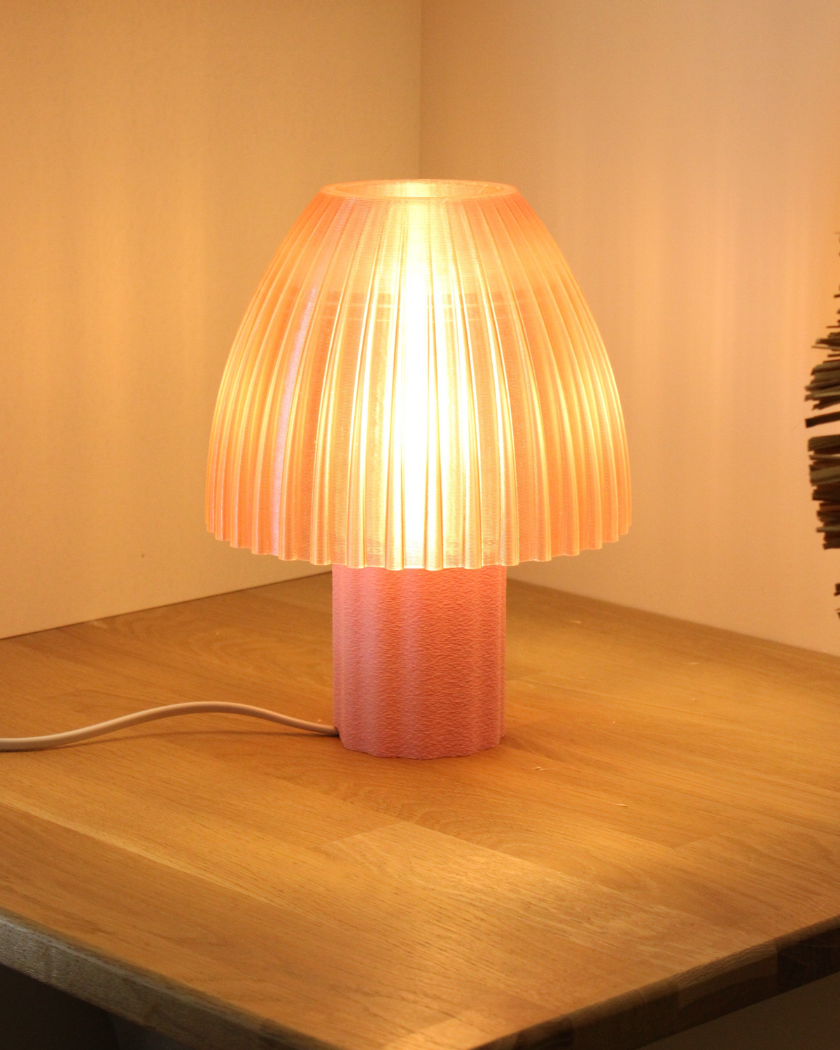 Lampe à poser design Mirbola Rose allumée en ambiance, fabrication française