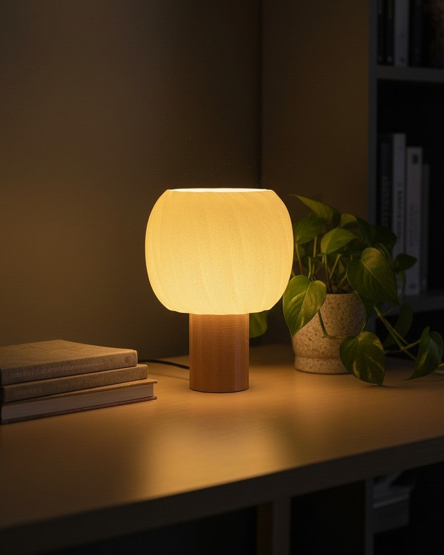 Lampe de chevet design Dréa Noisette allumée en ambiance, fabrication française