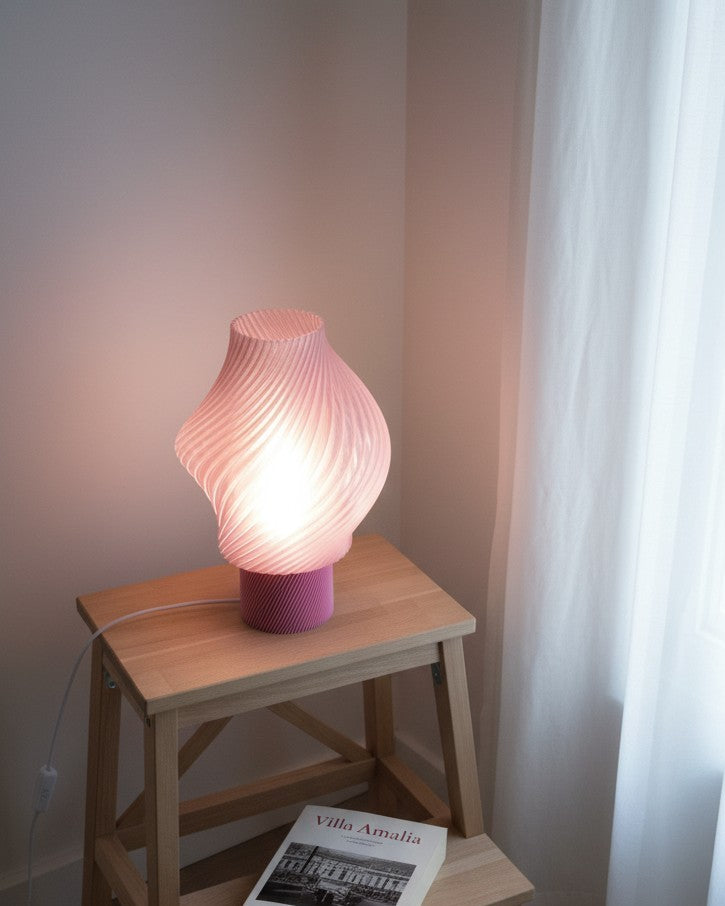 Lampe à poser design Sélio Marshmallow allumée en ambiance, fabrication française