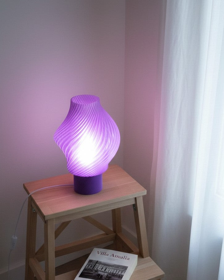 Lampe à poser design Sélio Lavande allumée en ambiance, fabrication française