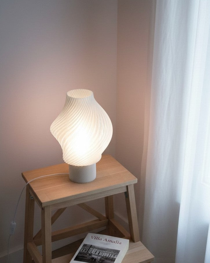 Lampe à poser design Sélio Chantilly allumée en ambiance, fabrication française