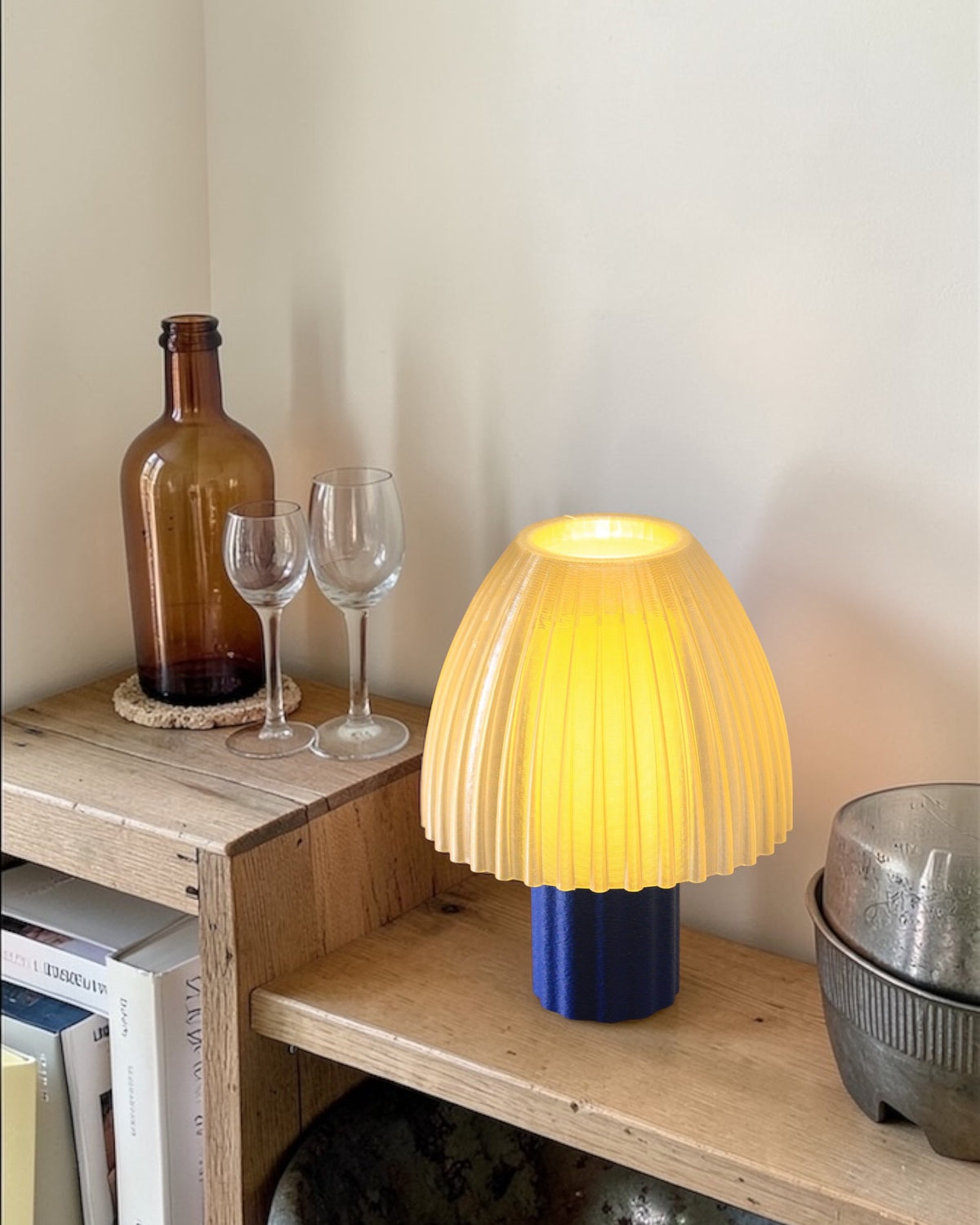 Lampe à poser design Mirbola Tournesol jaune et bleu allumée en ambiance Memphis, fabrication française