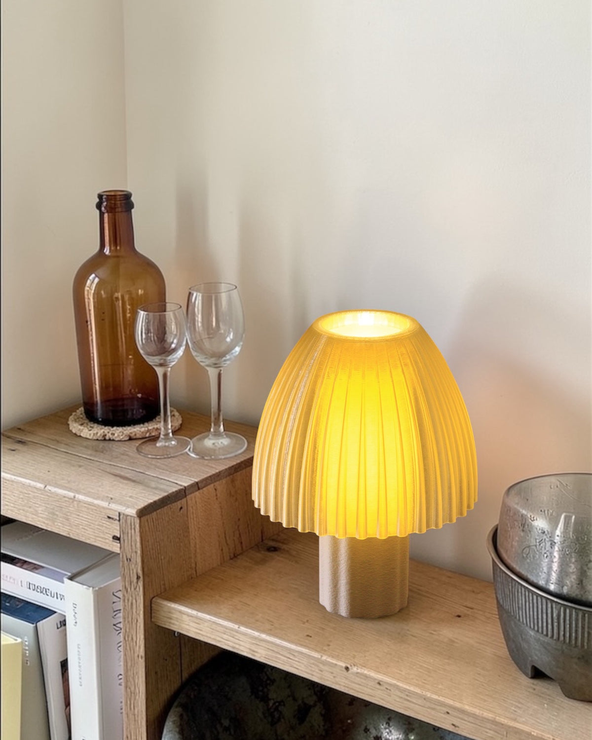 Lampe à poser design Mirbola Miel allumée en ambiance chaleureuse, fabrication française