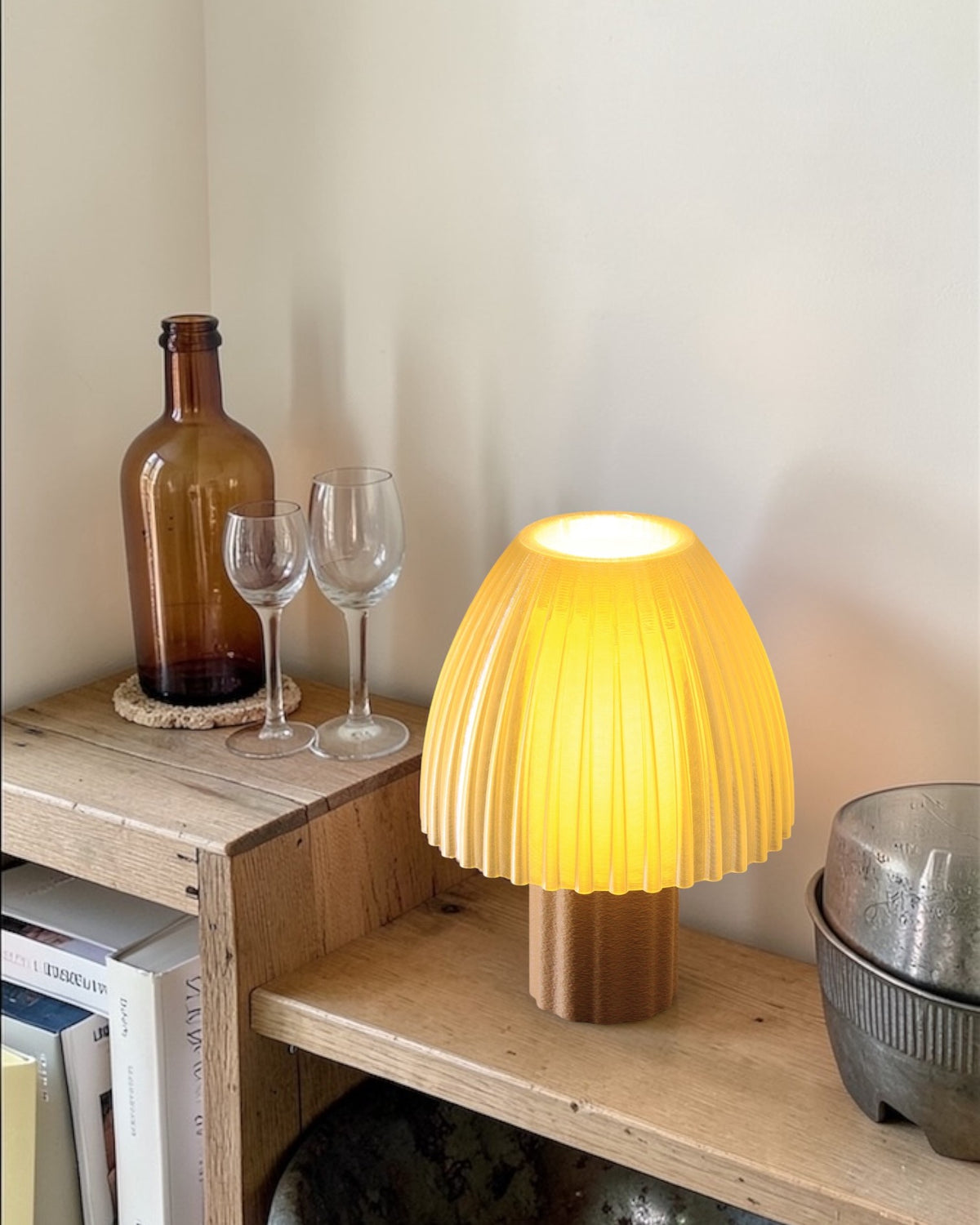 Lampe à poser design Mirbola Crème brûlée allumée en ambiance, fabrication française