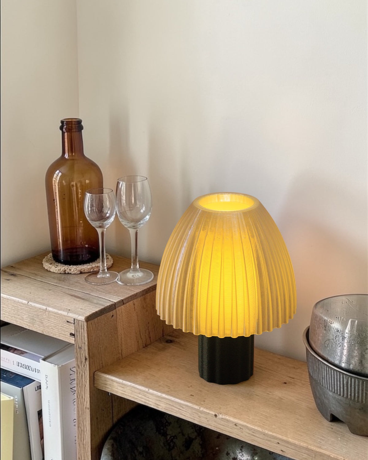 Lampe à poser design Mirbola Tilleul allumée en ambiance, jaune et vert kaki, fabrication française