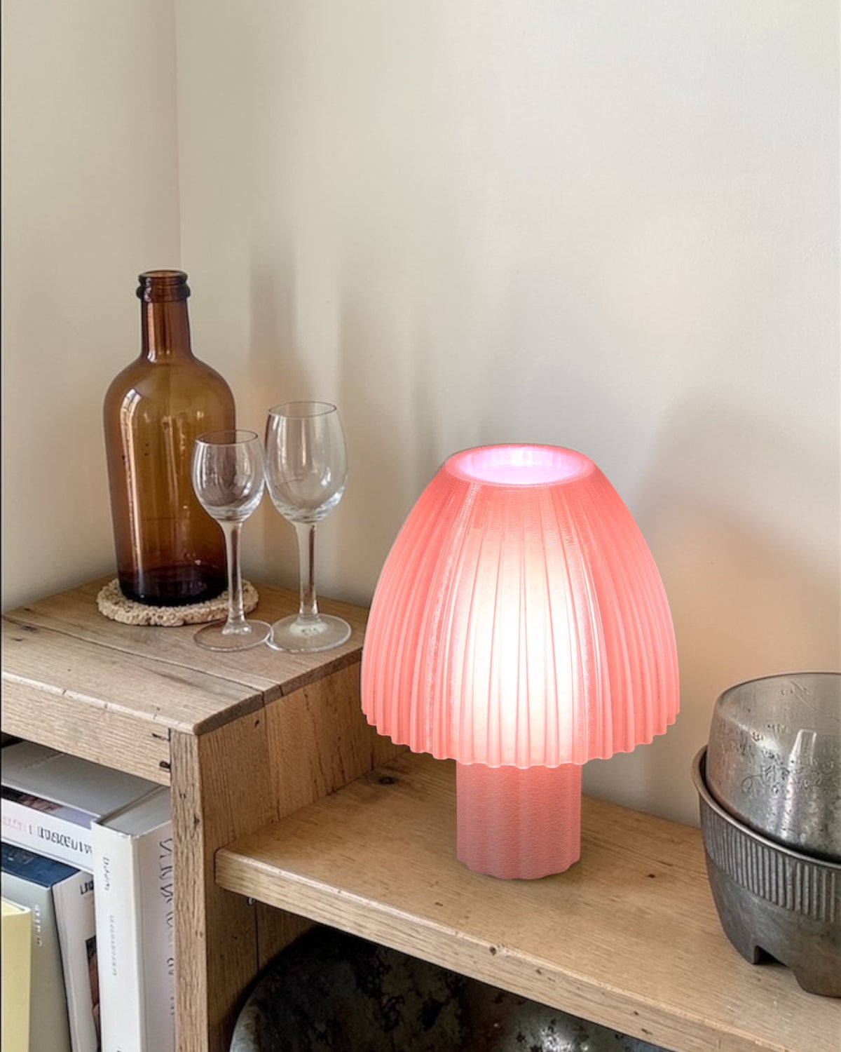 Lampe à poser design Mirbola Corail allumée en ambiance, fabrication française