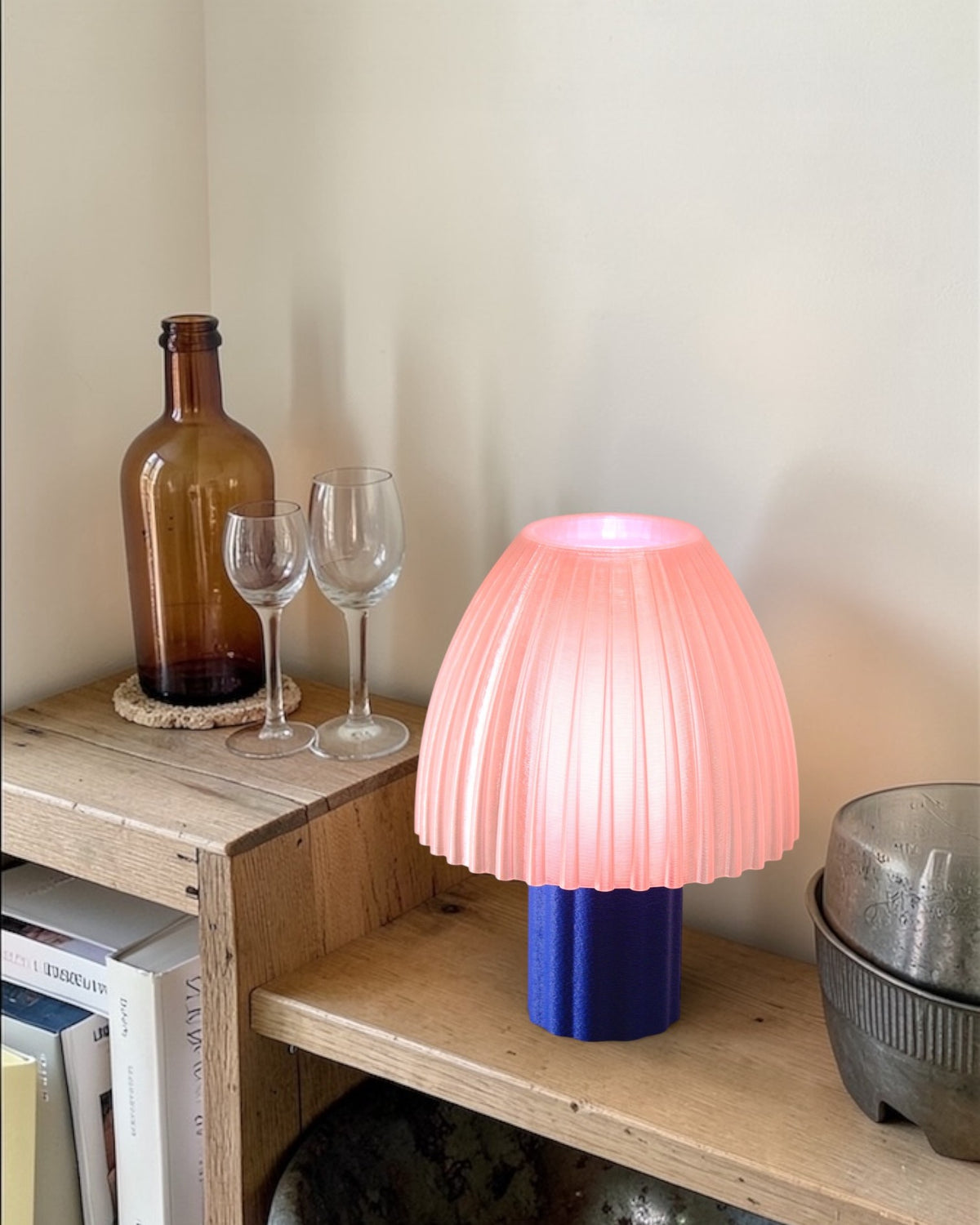 Lampe à poser design Mirbola Sunset orangé allumée en ambiance, fabrication française