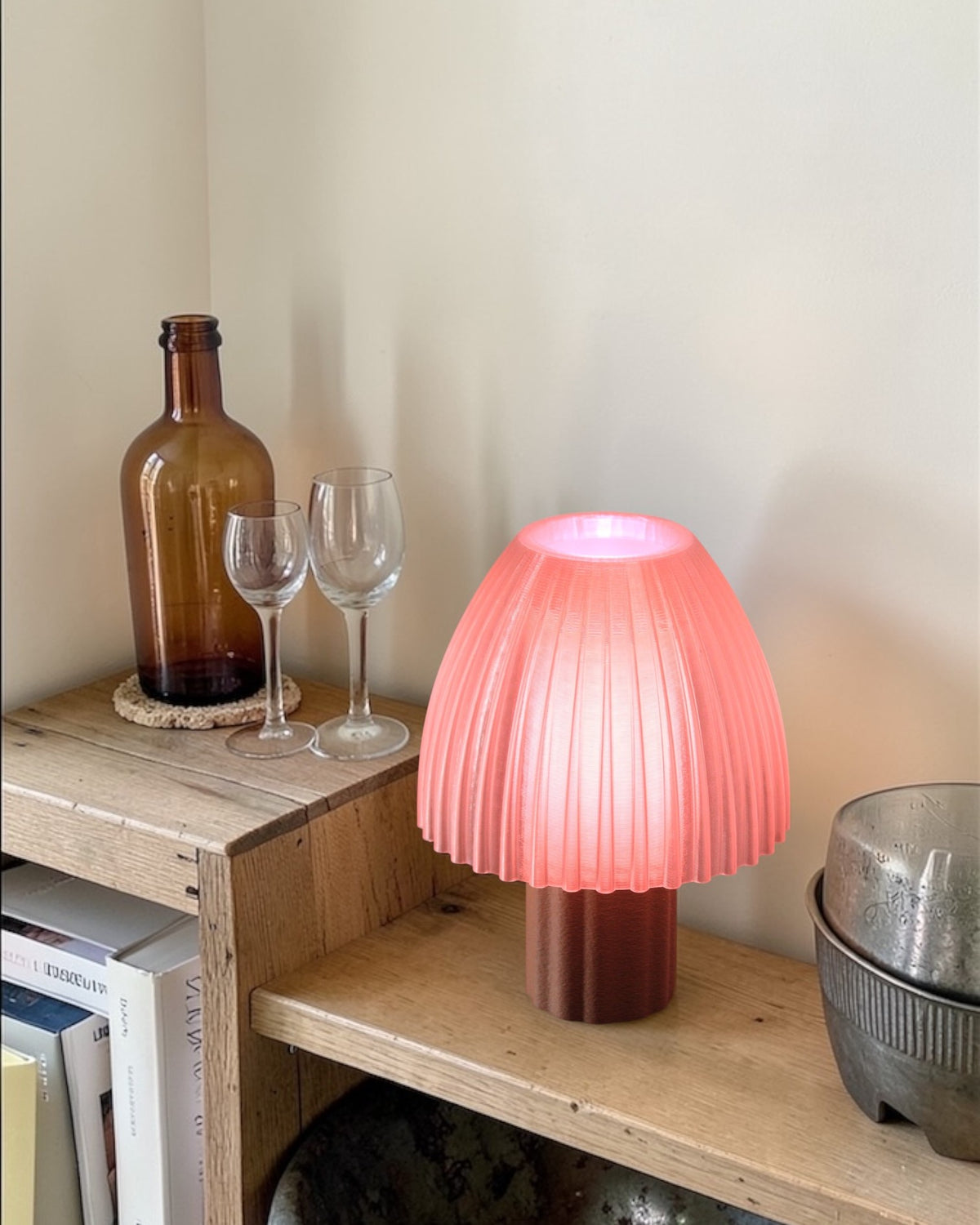 Lampe à poser design Mirbola Terracotta allumée en ambiance, fabrication française