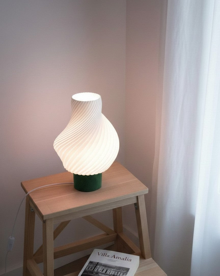 Lampe à poser design Sélio Kaki allumée en ambiance, fabrication française