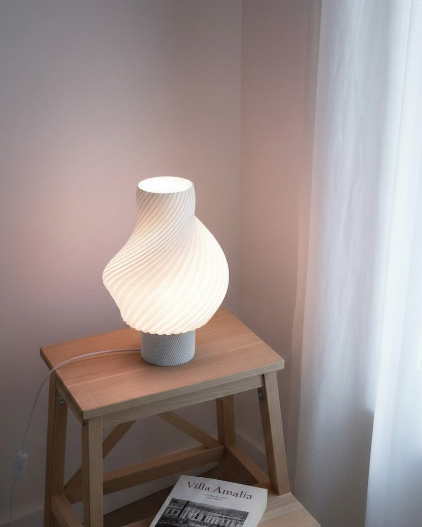 Lampe à poser design Sélio Neige blanche allumée en ambiance, fabrication française