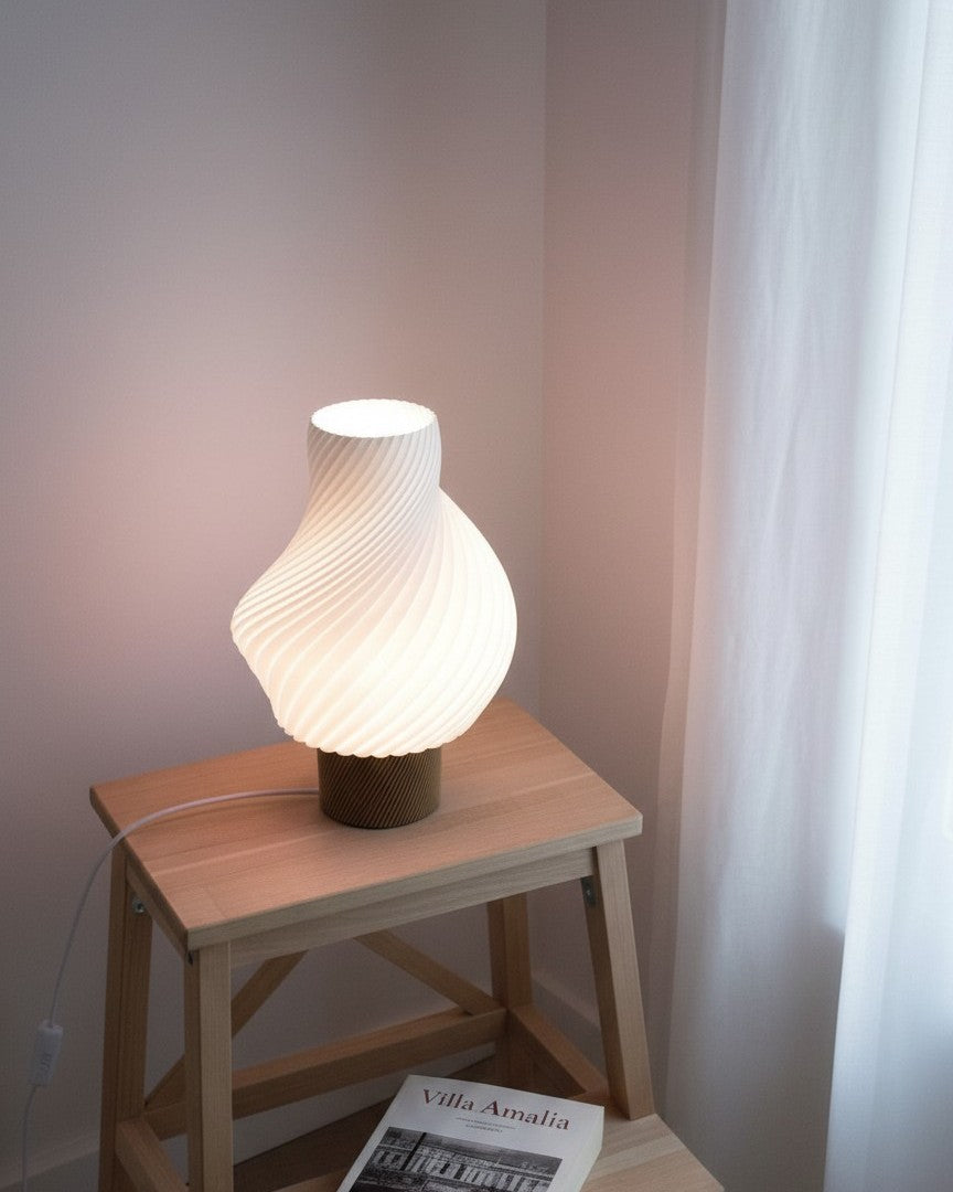 Lampe à poser design Sélio Sable allumée en ambiance, fabrication française