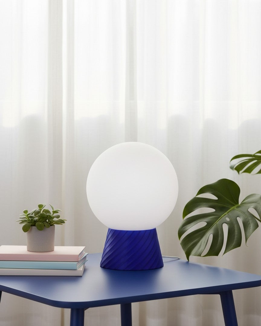 Lampe design BLEUORBE bleue allumée en ambiance, fabrication française