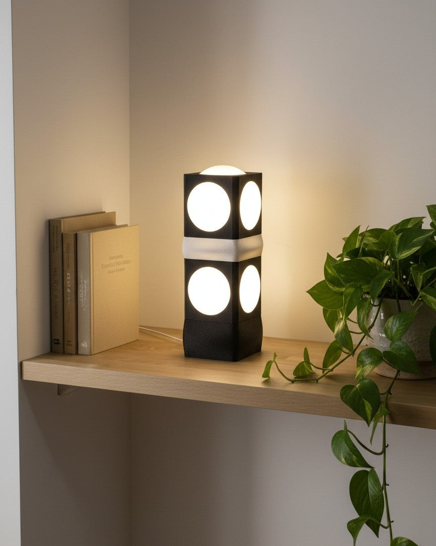 Lampe design DELTA allumée en ambiance, deux globes en verre sur base noir et blanc mat, fabrication française