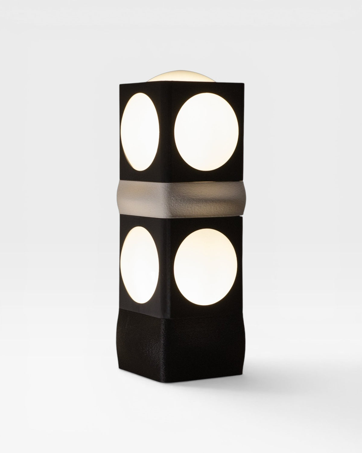 Lampe DELTA à deux globes en verre, structure noir et blanc mat, design fabriqué en France en impression 3D