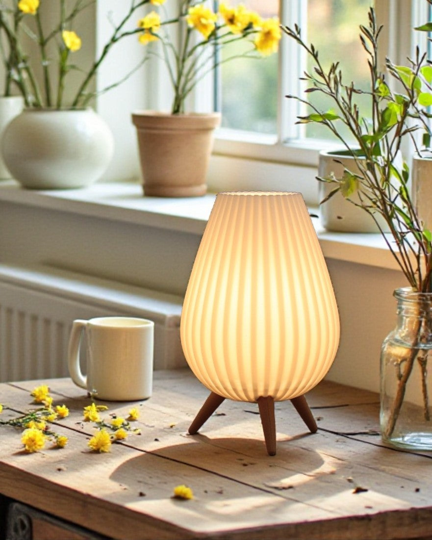 Lampe de table design Tulipe allumée en ambiance, pied bois et abat-jour blanc mat, fabrication française