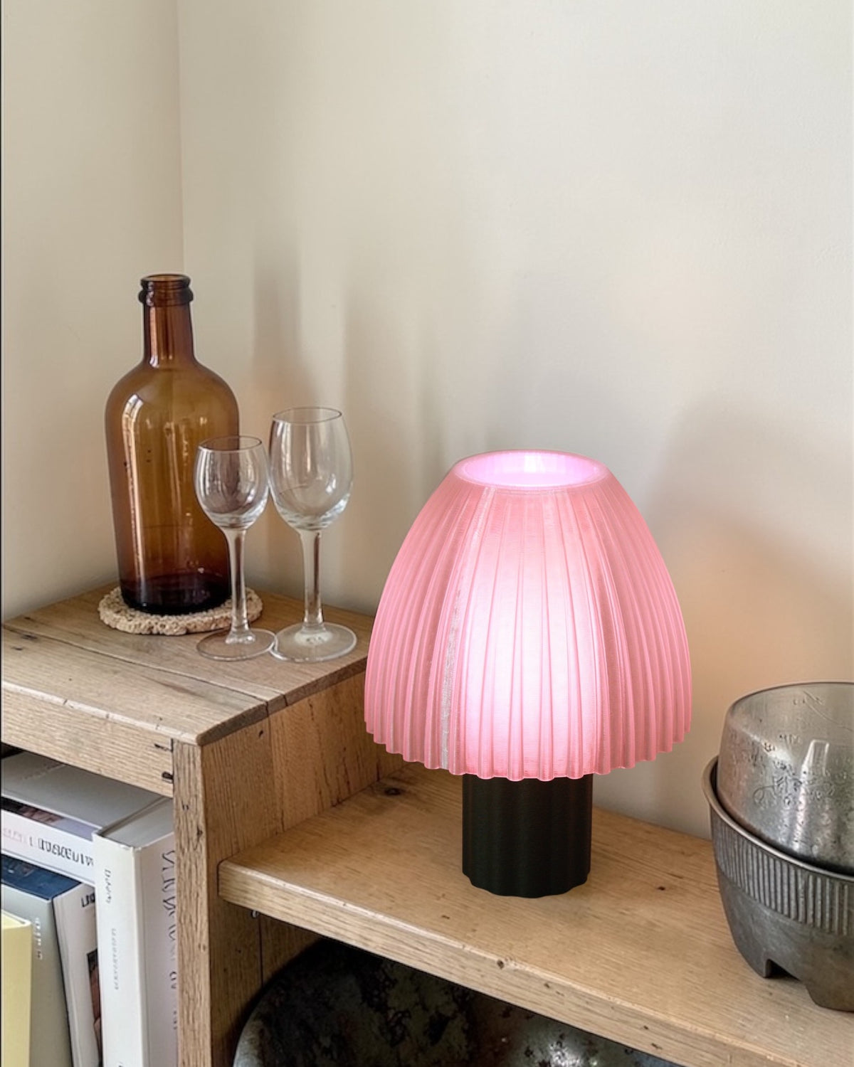 Lampe à poser design Mirbola Framboise allumée en ambiance, fabrication française